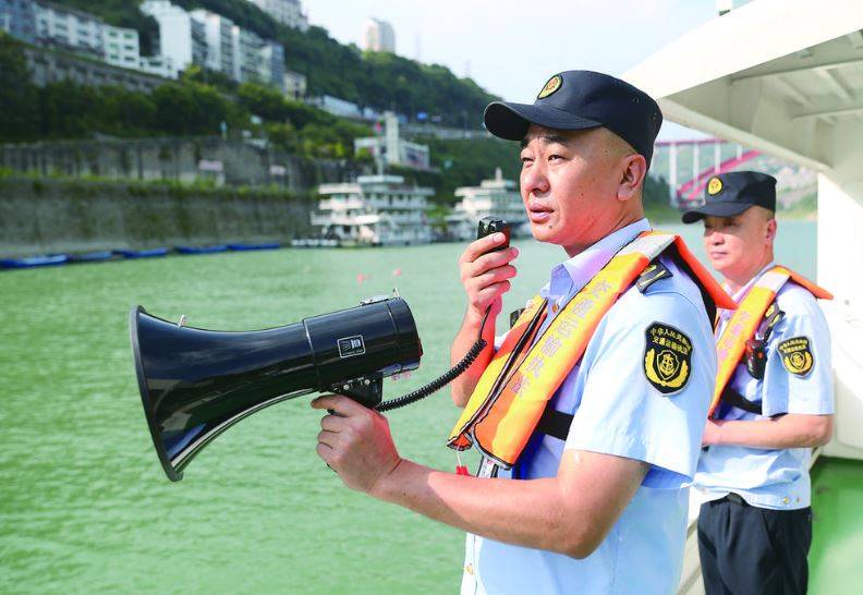 “定点值守+动态巡查” 水上巡航执法保安全